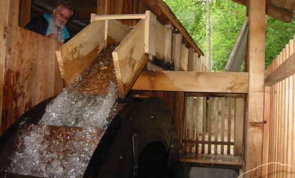 In Giswil sägt Wasser Holz